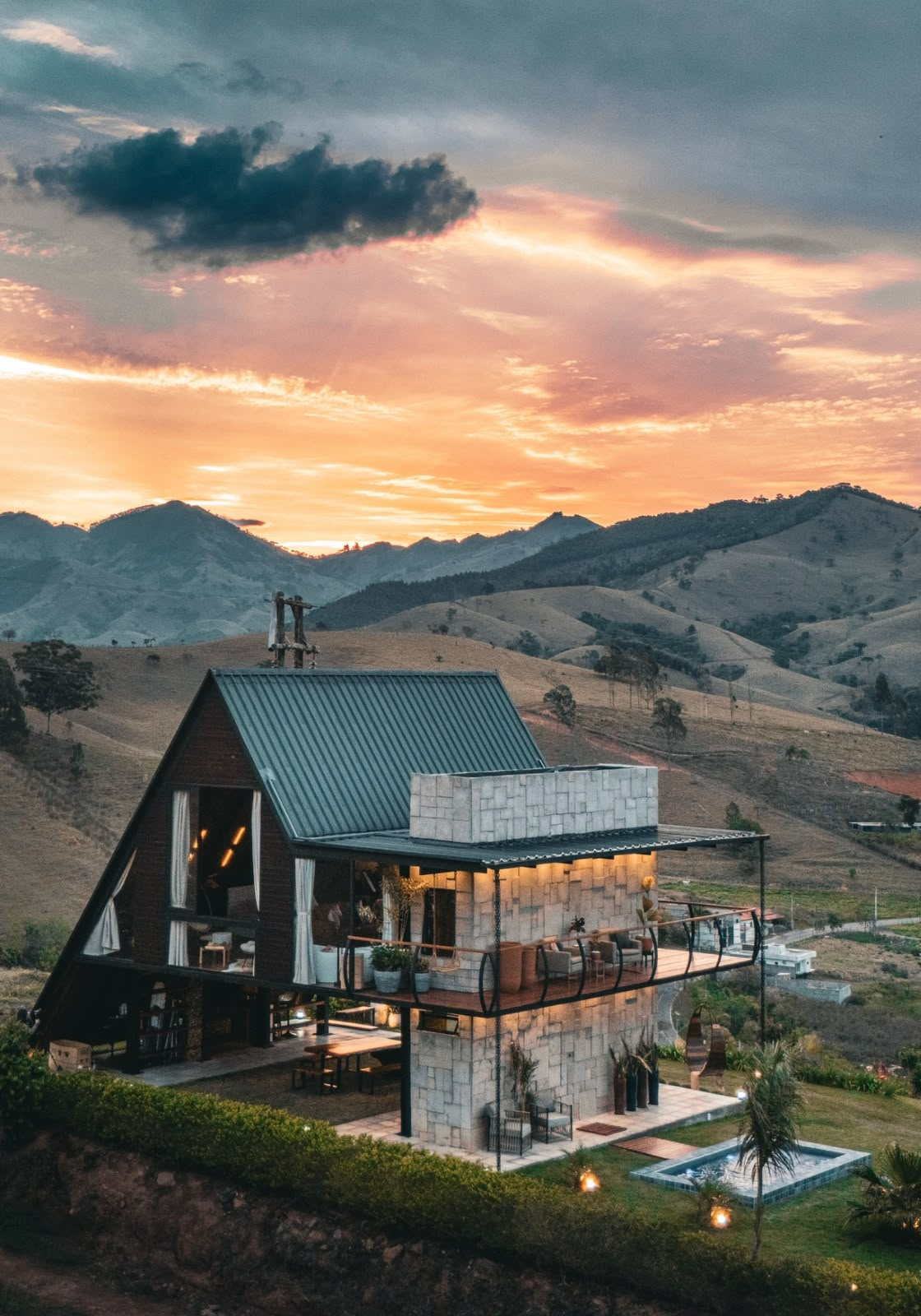 Chalé RIVAGI ao pôr do sol na Serra da Mantiqueira